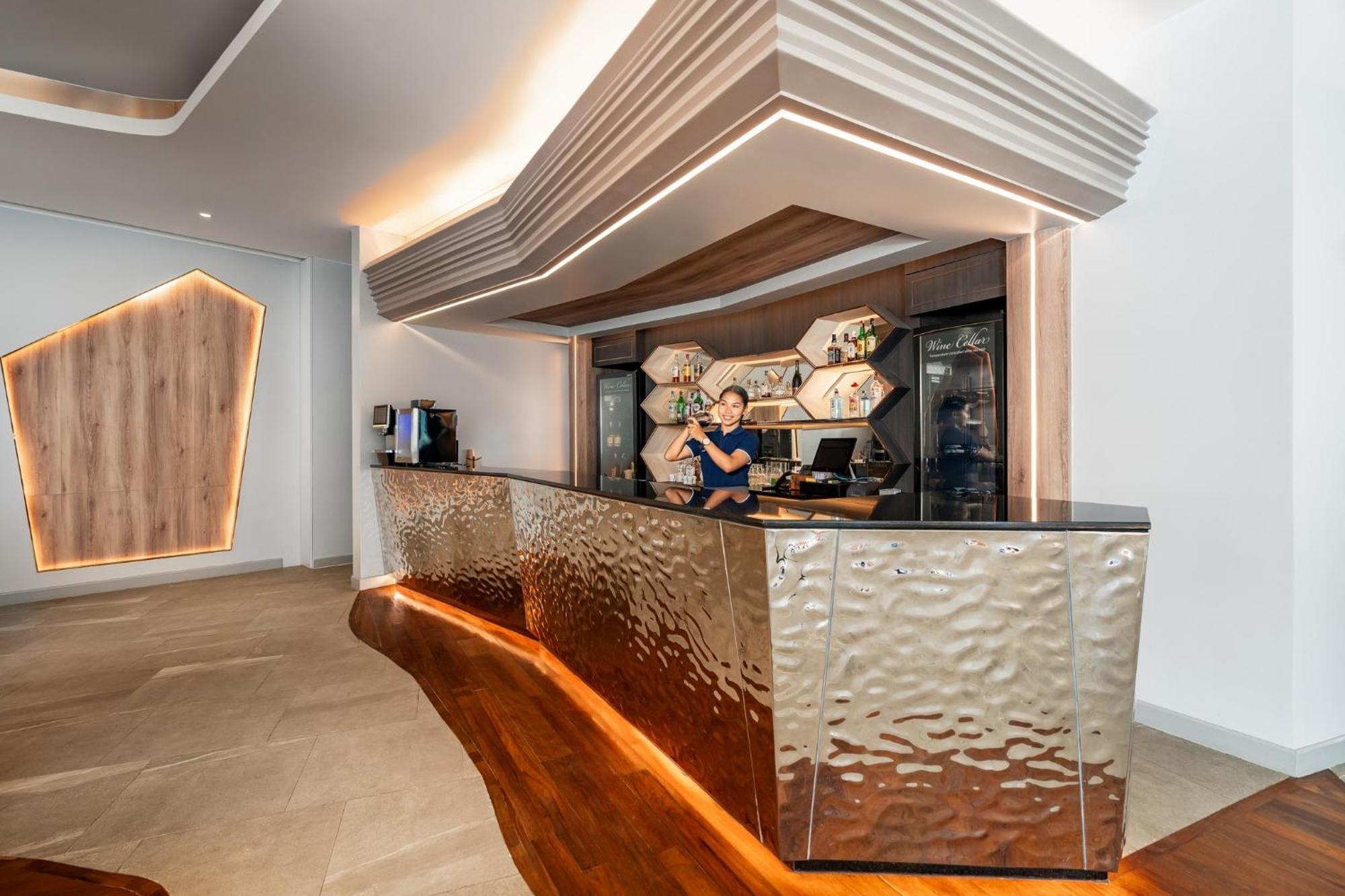 Amora Beach Resort Phuket Банг Тао Бийч Екстериор снимка