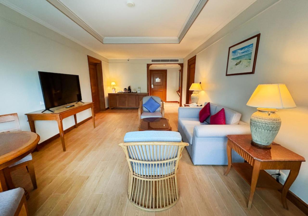 Amora Beach Resort Phuket Банг Тао Бийч Екстериор снимка